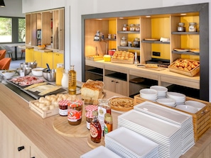 Tägliches Frühstücksbuffet (12.9 EUR pro Person)