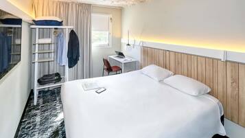 Habitación estándar doble, 1 cama doble | Ropa de cama de alta calidad, escritorio, cortinas opacas