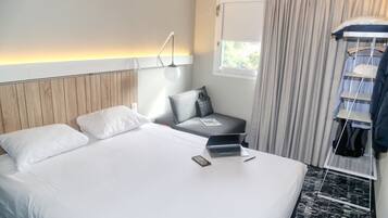 Standard-Doppelzimmer, Mehrere Betten | Hochwertige Bettwaren, Schreibtisch, Verdunkelungsvorhänge