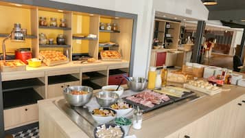 Se ofrece un desayuno bufé todos los días (por un coste adicional)