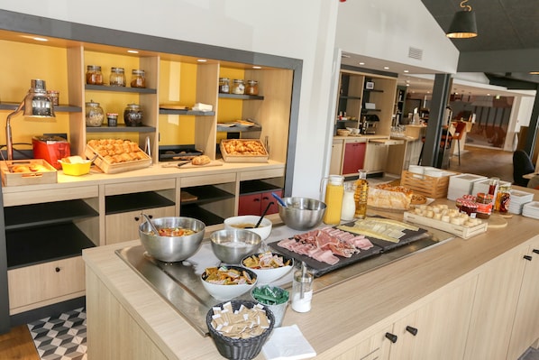 Tägliches Frühstücksbuffet gegen Gebühr