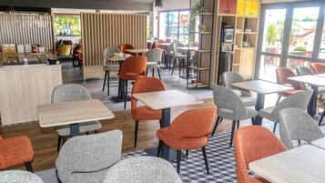 Se ofrece un desayuno bufé (12.9 EUR por persona)