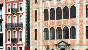 A historic building with multiple windows and a sign indicating a gallery. - ibis Biarritz Anglet Aeroport (Anglet)