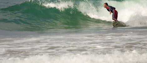 Un surfista cabalgando una ola.