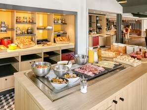 Petit déjeuner buffet (12.9 EUR par personne)