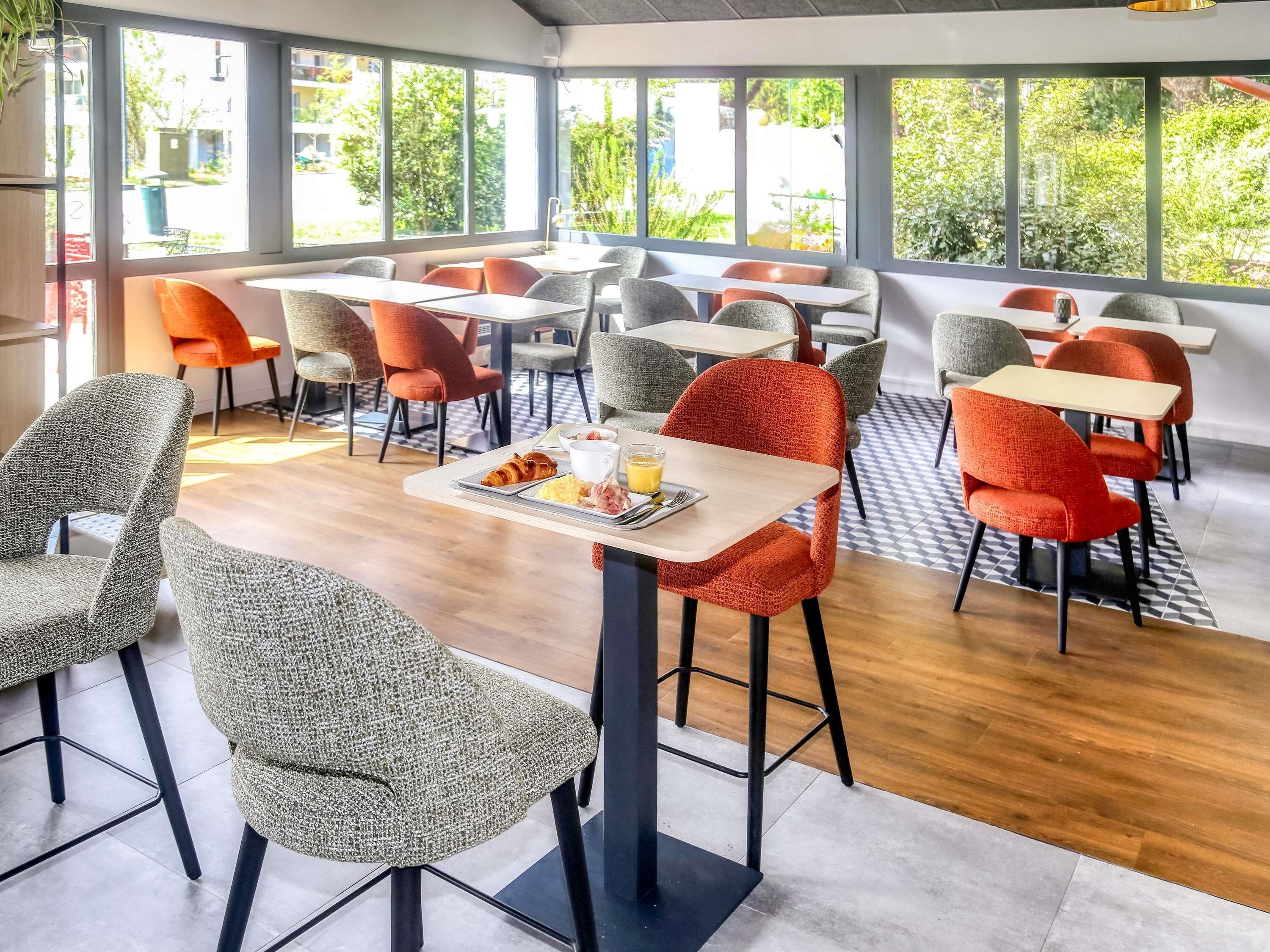 Tägliches Frühstücksbuffet (12.9 EUR pro Person)