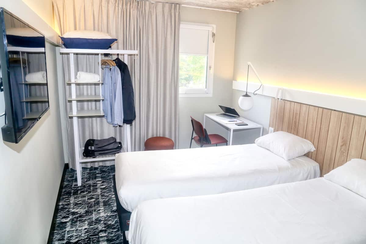 Ropa de cama de alta calidad, escritorio y cortinas blackout