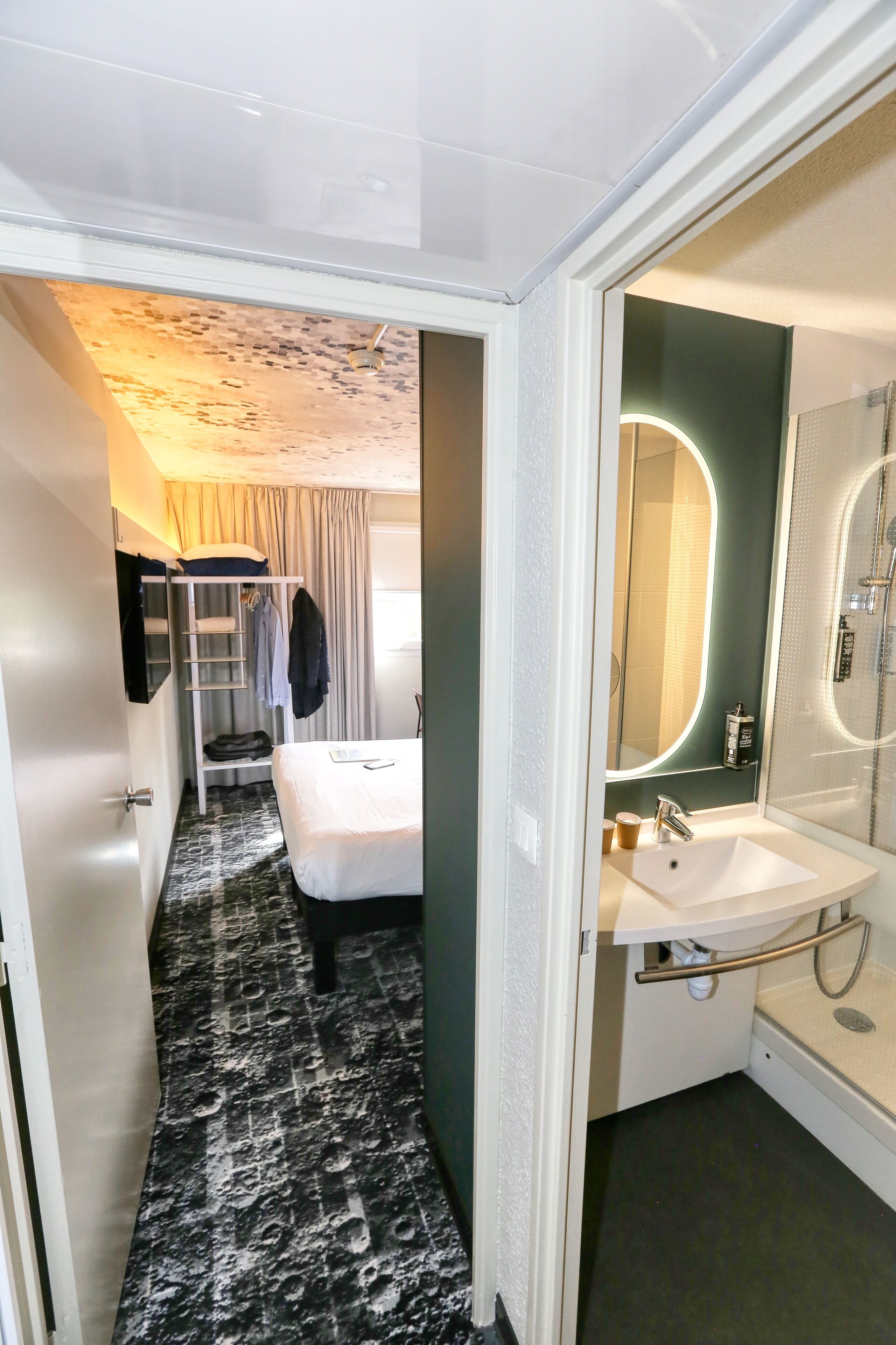 Luxe beddengoed, een bureau, verduisterende gordijnen