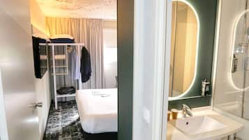 Luxe beddengoed, een bureau, verduisterende gordijnen