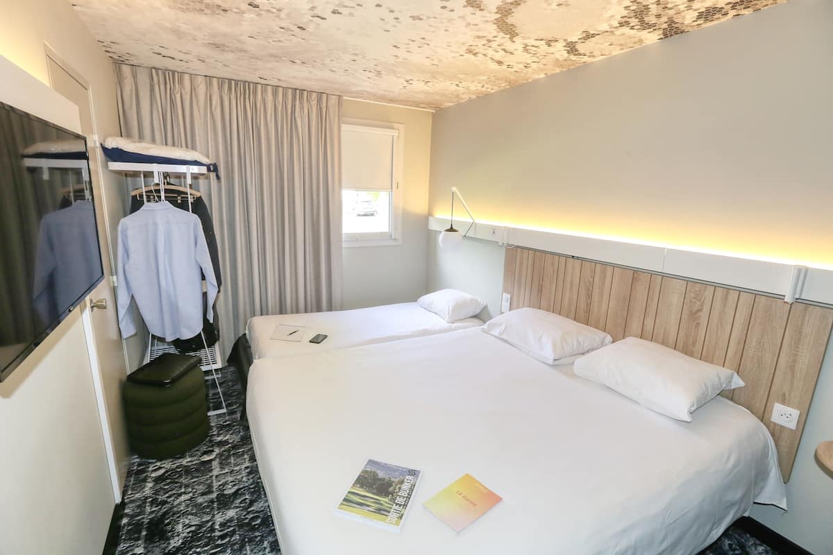 Ropa de cama de alta calidad, escritorio y cortinas blackout