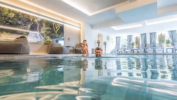 Piscine couverte, accÚs possible de 06 h 30 à 18 h 30, chaises longues