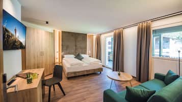 Hochwertige Bettwaren, Zimmersafe, Schreibtisch, Verdunkelungsvorhänge