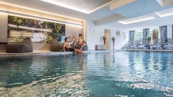 Piscina coperta, con ingresso dalle 06:30 alle 18:30, lettini