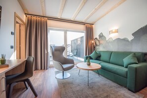 Romantische Suite, 2 Schlafzimmer, Whirlpool, Bergblick (Amore) | Wohnzimmer | 32-Zoll-Flachbildfernseher mit Satellitenempfang, Fernseher