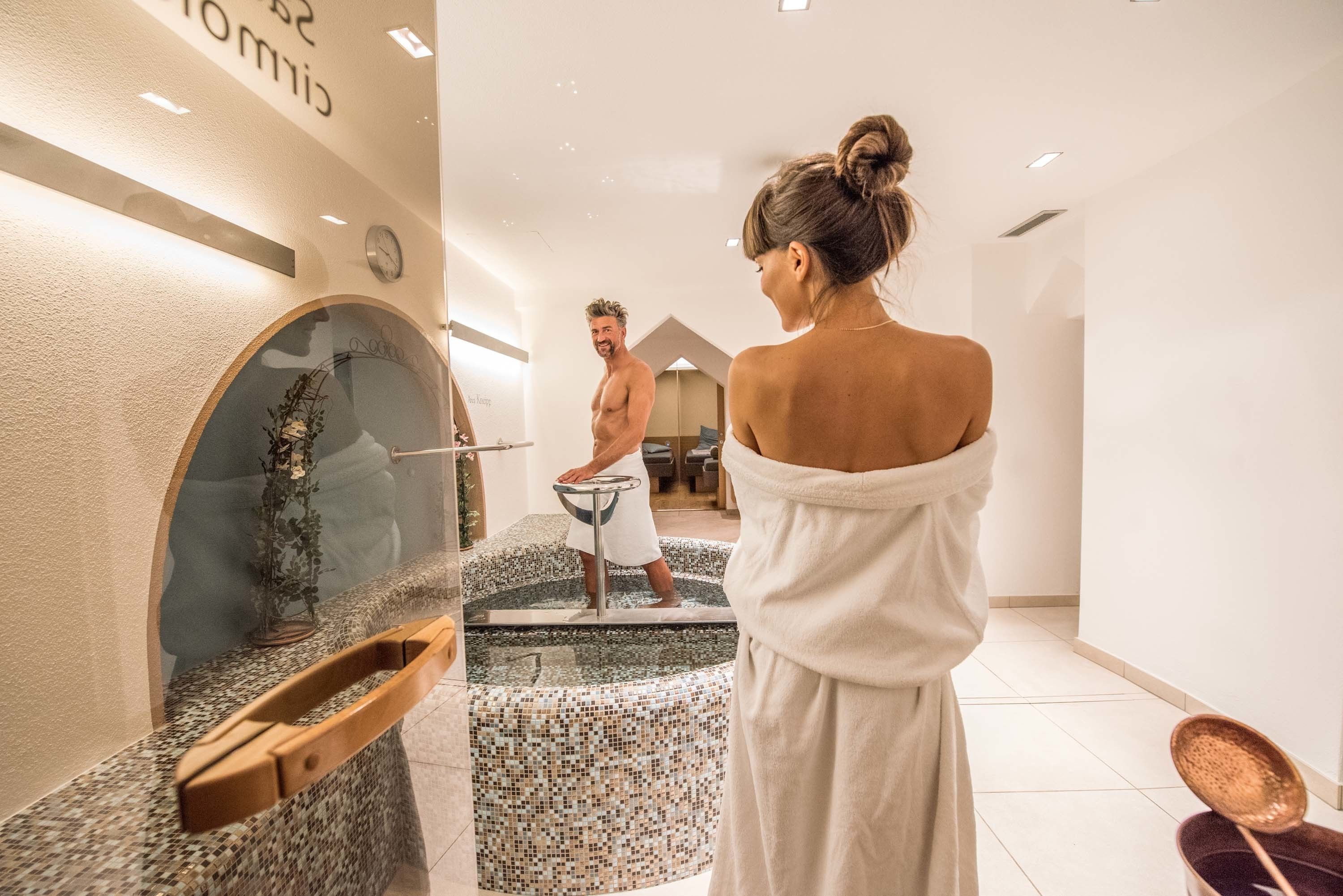 Sauna, hot tub, steam room, Turkish bath/hammam, body treatments