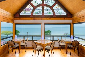 Breakfast, dinner served; seafood, sea views 