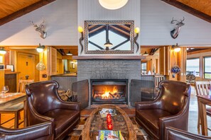 Breakfast, dinner served; seafood, sea views  - Wellesley on the Lake Taupo (Taupo)