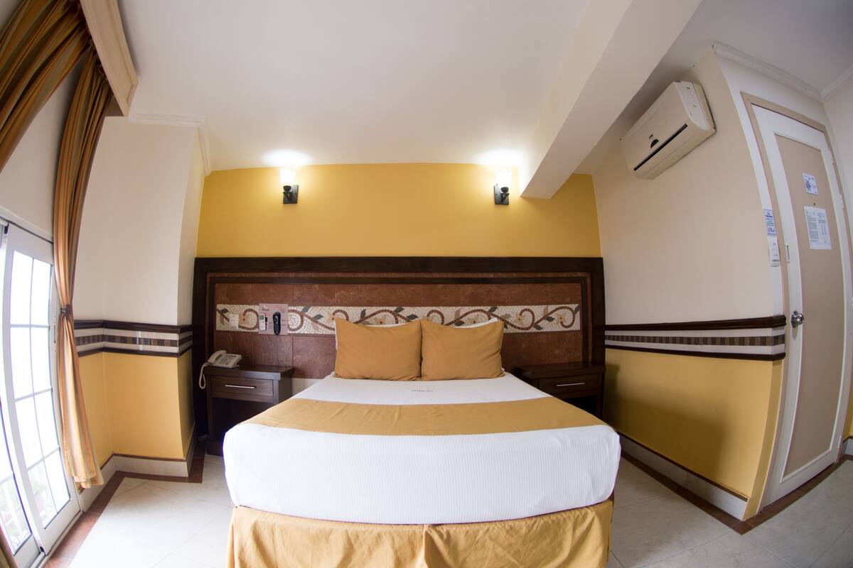 Ropa de cama de alta calidad y caja de seguridad en la habitación