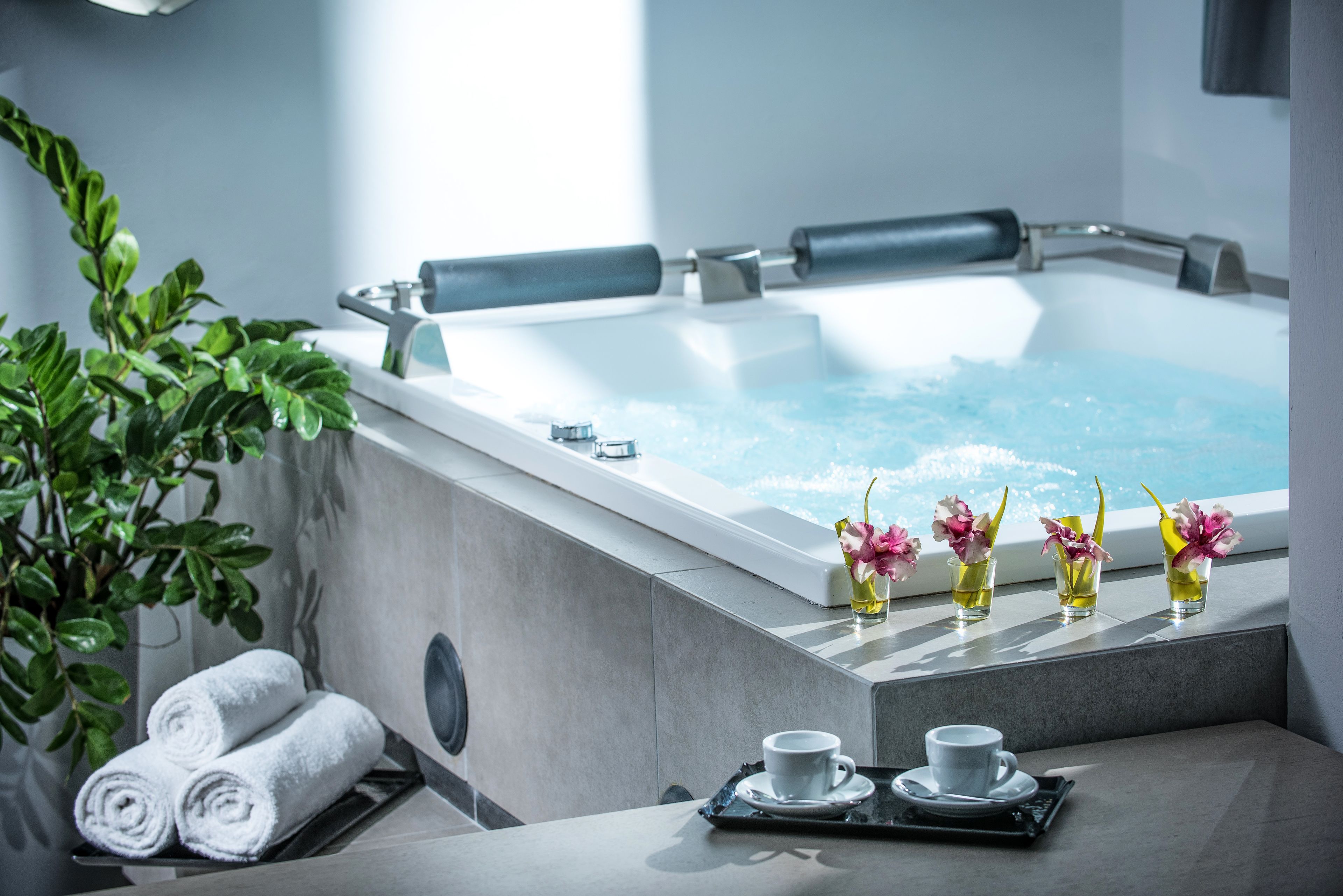 junior suite, jetted tub, sea view | jetted bathtub