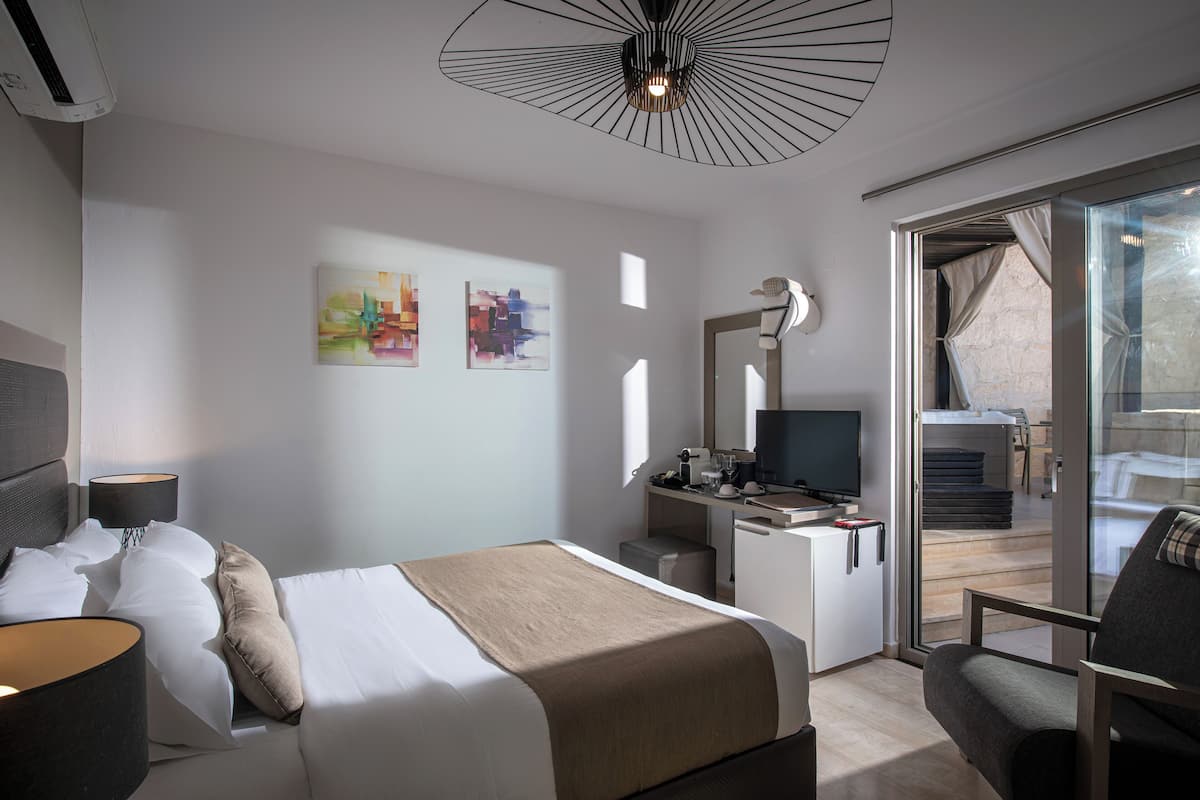 Suite, Hot Tub, Sea View (Mini) | Frette Italian sheets, premium bedding, pillowtop beds, in-room safe