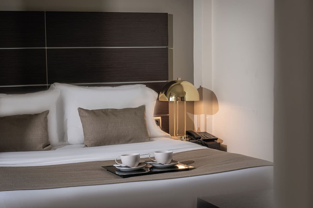 Deluxe Suite, Sea View | Frette Italian sheets, premium bedding, pillowtop beds, in-room safe