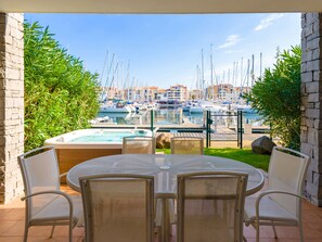 3 bedroom split-level holiday home (M68P) 6/8 pers. harbour view | Terrace/patio