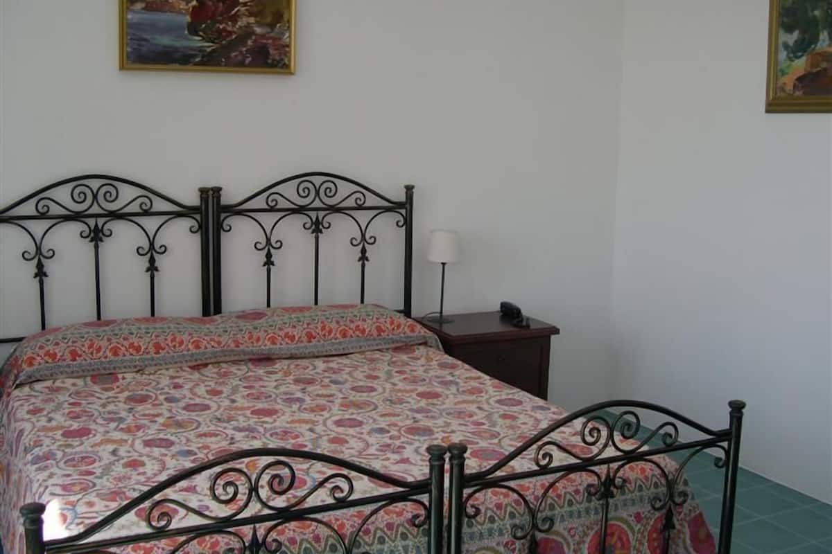 1 bedroom, premium bedding, minibar, in-room safe