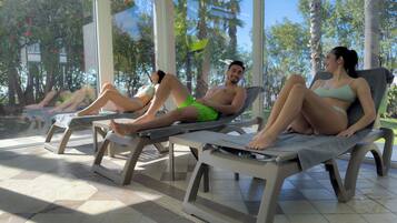 Een binnenzwembad, open van 08.00 uur tot 20.00 uur, en ligstoelen