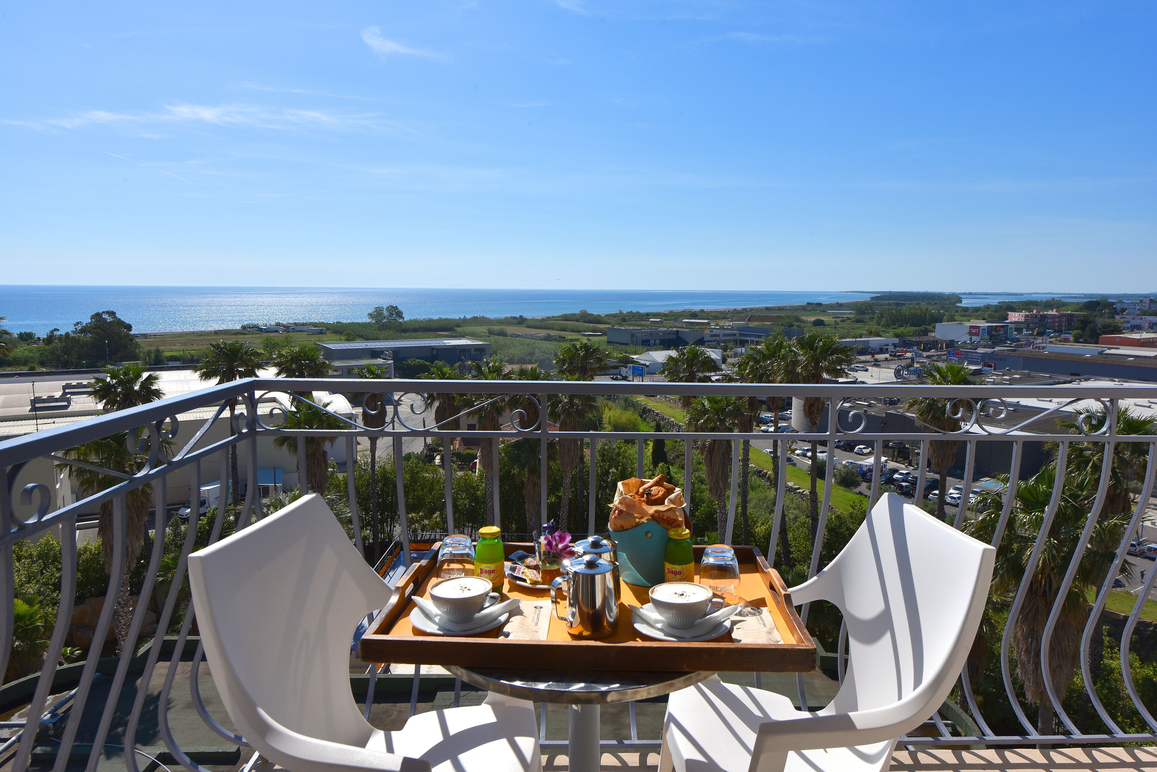 Petit déjeuner buffet (22 EUR par personne)