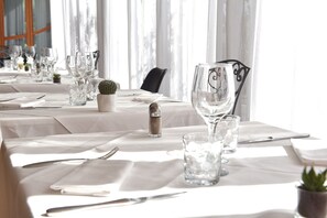 2 restaurants, breakfast served