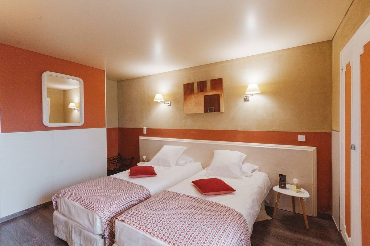 Classic Room, 2 Twin Beds | Premium bedding, minibar, in-room safe, desk