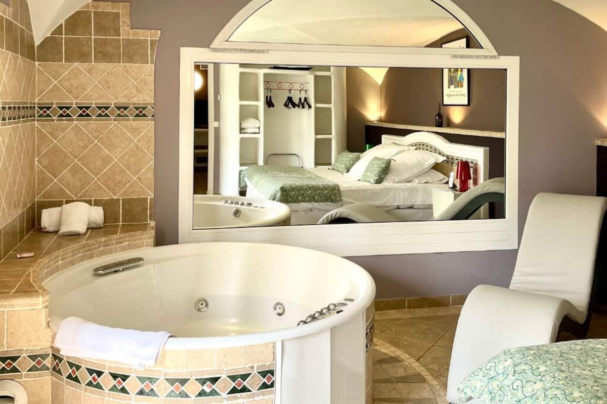 Romantic Suite, 1 Bedroom, Hot Tub | Premium bedding, minibar, in-room safe, individually decorated