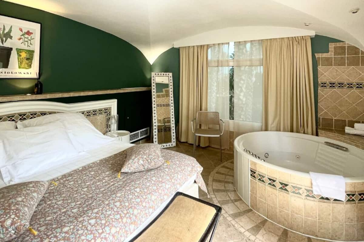 Luxury Suite, 1 Bedroom, Hot Tub | Premium bedding, minibar, in-room safe, individually decorated