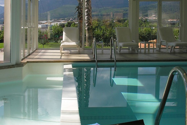 Piscine couverte, accès possible de 08 h 00 à 20 h 00, chaises longues