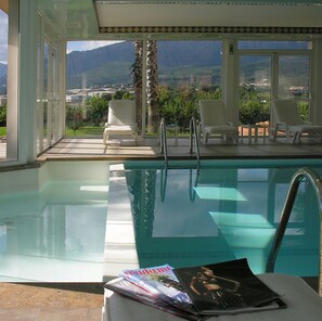 من حمّامات السباحة المغطاة، مقاعد للتشمس