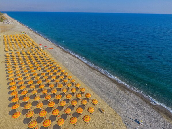 Plage privée, chaise longue, parasol, plongée avec masque et tuba