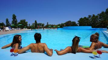 Piscine à débordement