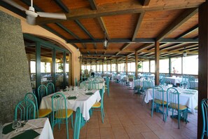 2 restaurants, servant le déjeuner et le dßner; cuisine locale