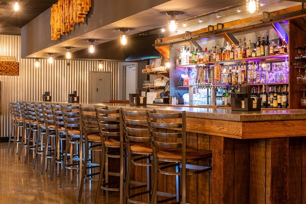 Bar (trong khuôn viên)