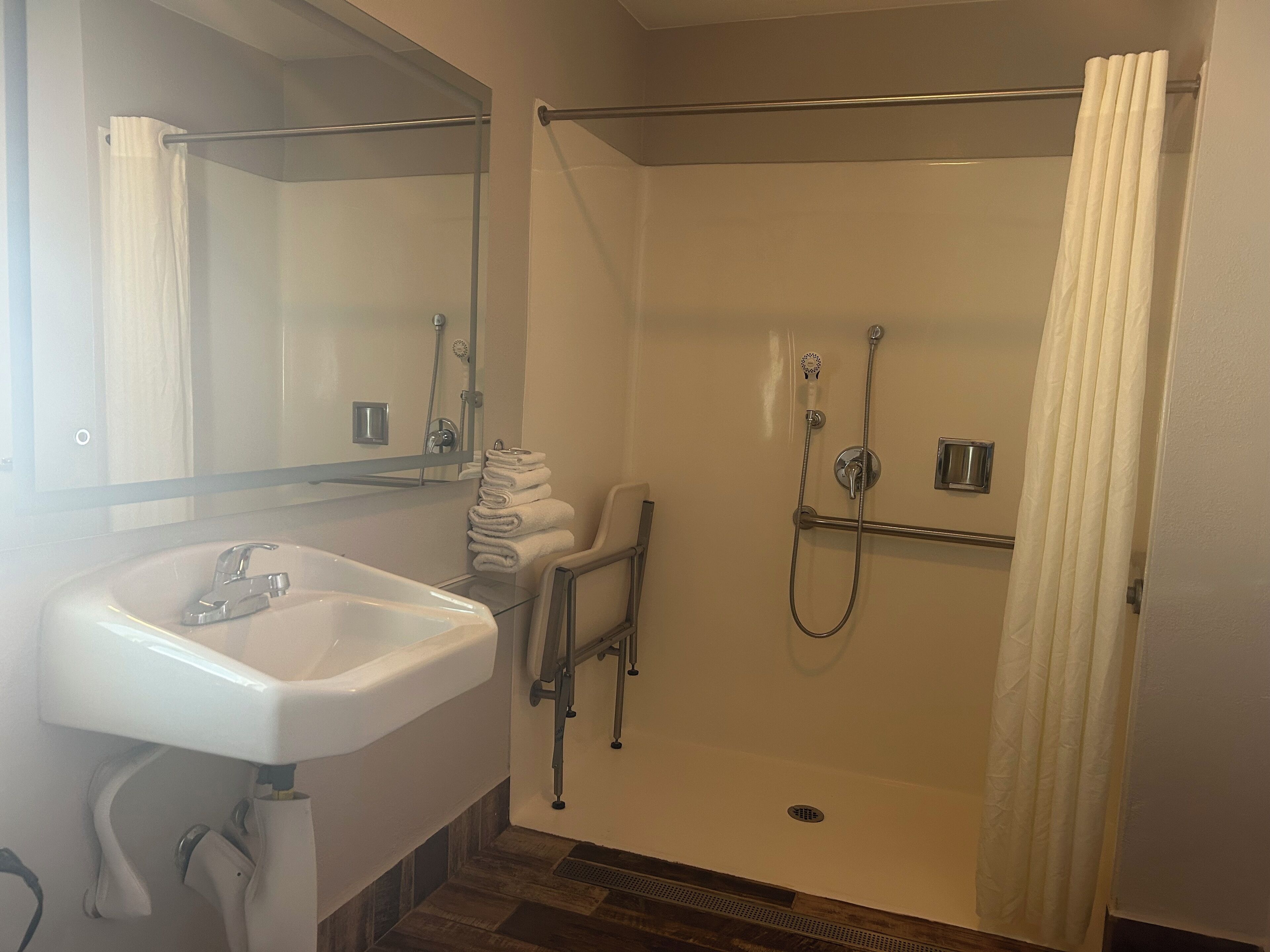 Chambre Standard, 1 très grand lit, accessible aux personnes à mobilité réduite | Décor unique, ameublement unique, bureau, accès au Wi-Fi (inclus)