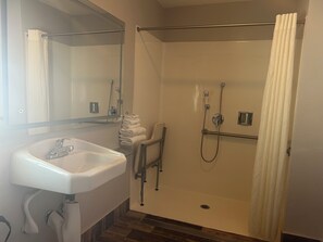 Rom – standard, 1 kingsize-seng, tilgjengelighetstilpasset | Skrivebord, wi-fi (inkludert) og sengetøy