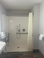 Escritorio, wifi gratis y ropa de cama 