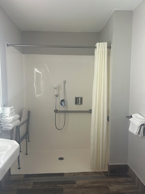 Standardzimmer, 1 King-Bett, barrierefrei | Schreibtisch, kostenloses WLAN, Bettwäsche
