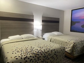 Chambre Standard, 2 grands lits | Décor unique, ameublement unique, bureau, accès au Wi-Fi (inclus)
