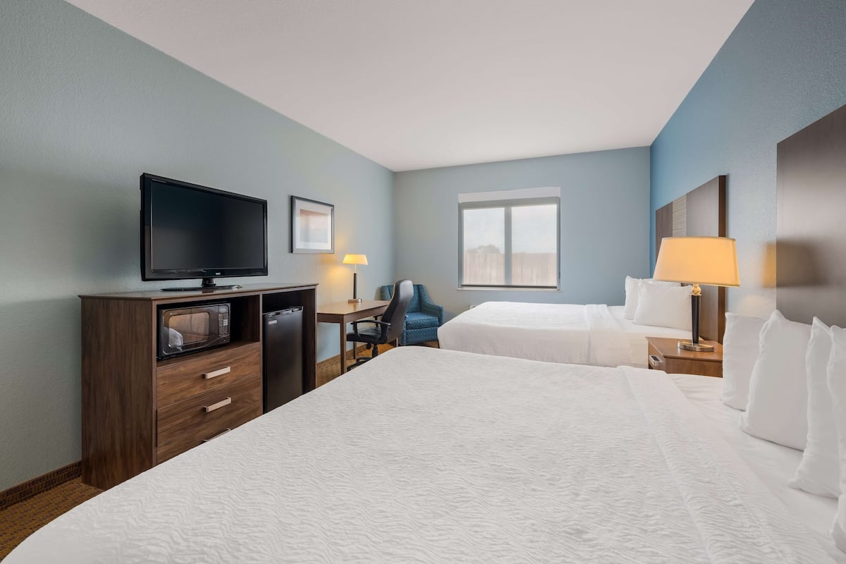 Standard Room, Berbilang Katil, Non Smoking, Refrigerator & Microwave | Meja, ruang kerja komputer riba, seterika/papan seterika, Wi-fi percuma