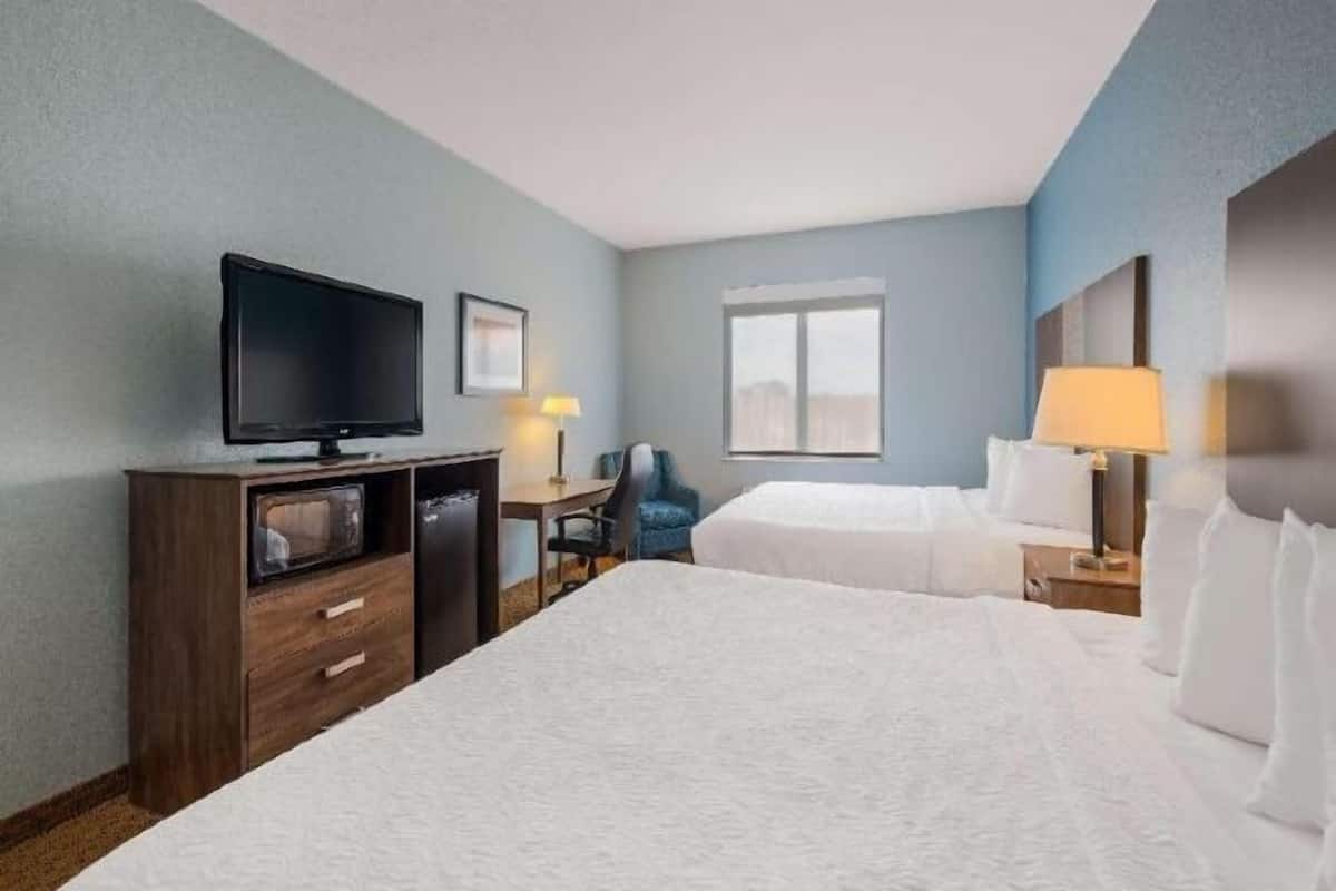 Desk, laptop workspace, iron/ironing board, free WiFi