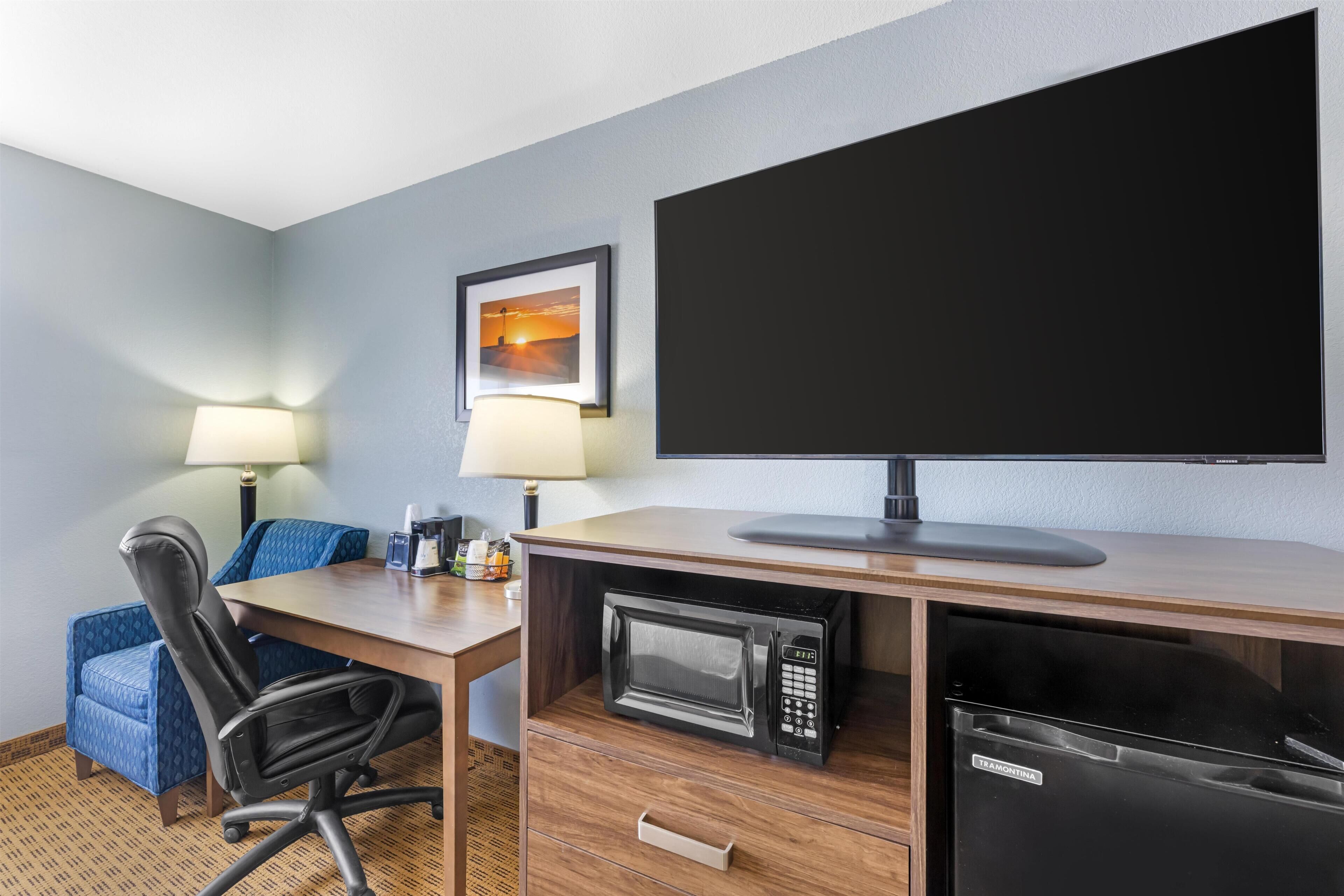 Standard Room, Multiple Beds, Non Smoking, Refrigerator & Microwave | Desk, laptop workspace, iron/ironing board, free WiFi