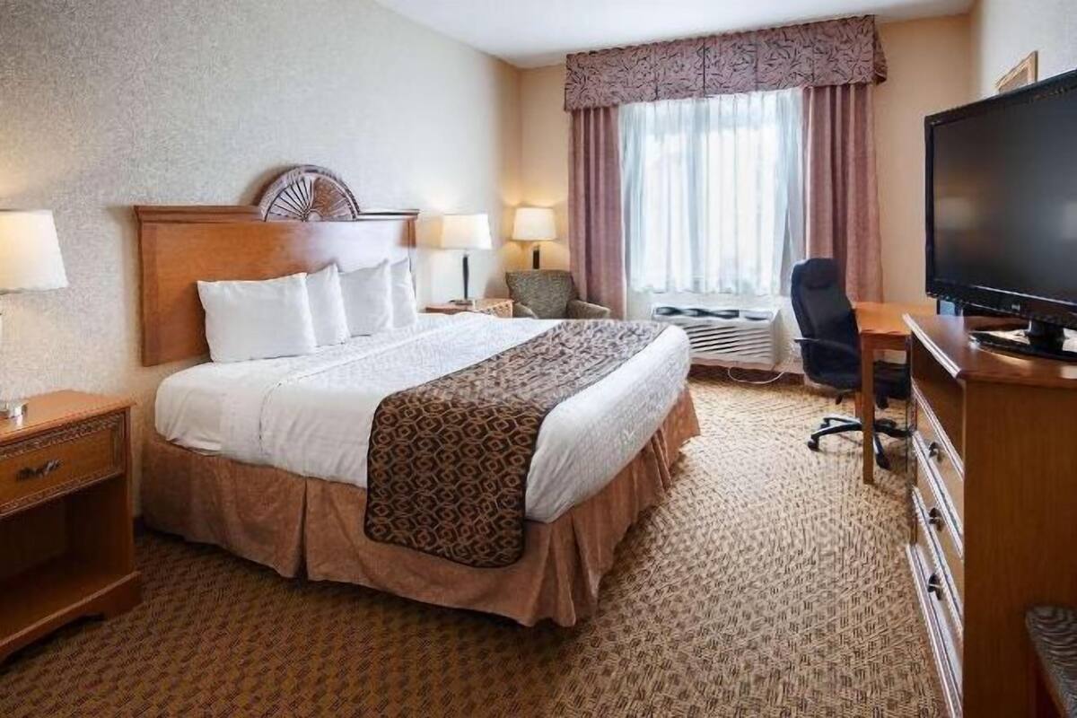 Desk, laptop workspace, iron/ironing board, free WiFi