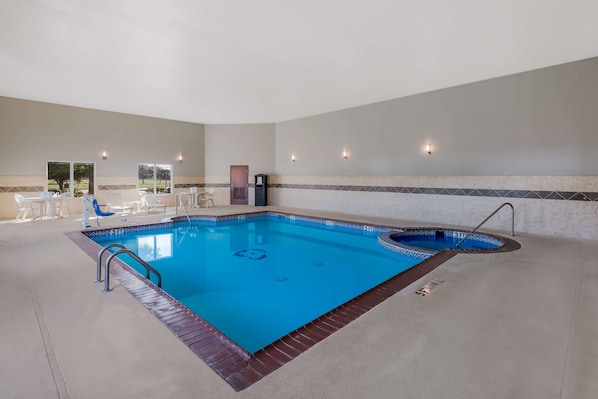 Piscina interna, funciona das 7h às 22h, espreguiçadeiras
