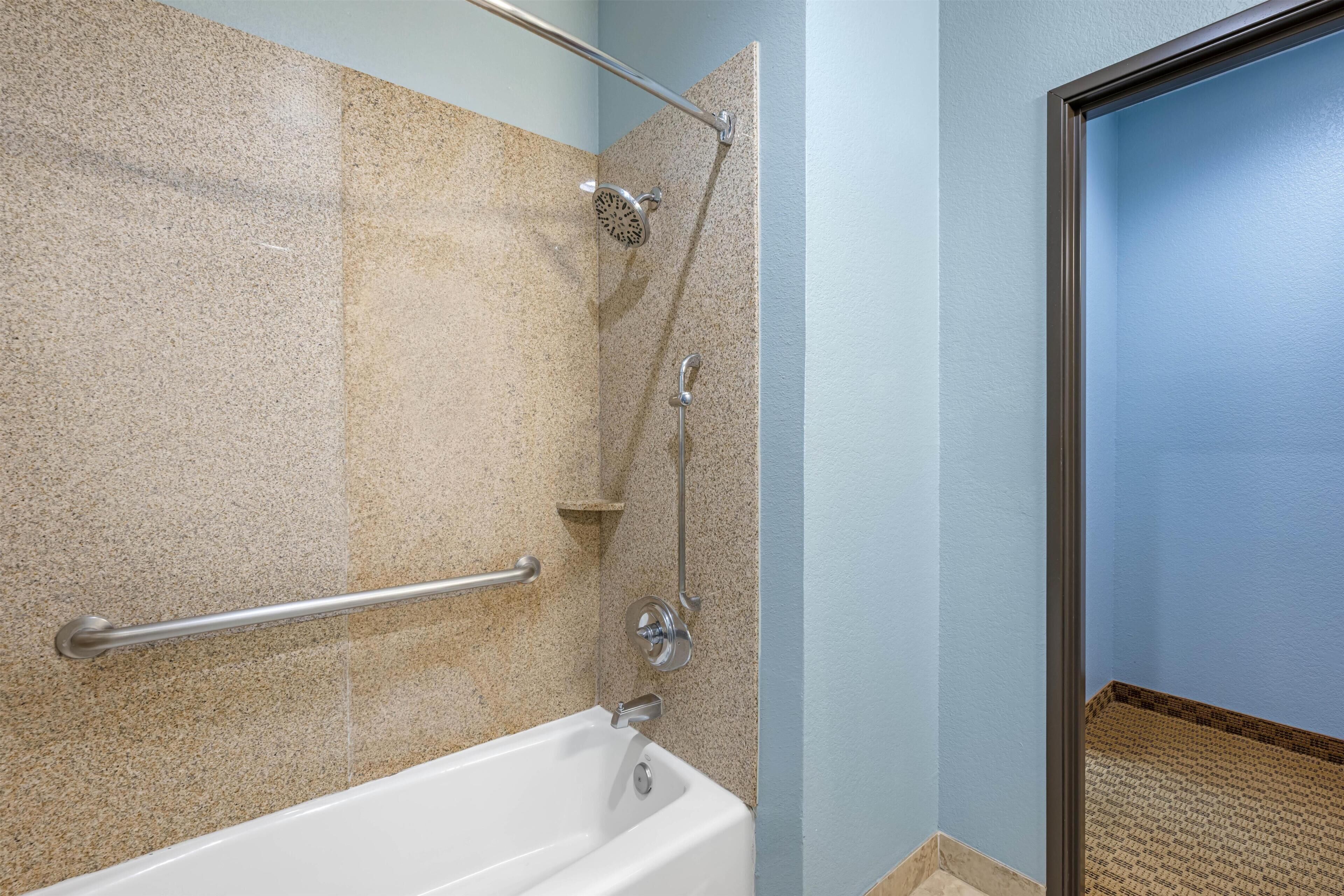 Standard Room, Multiple Beds, Accessible, Refrigerator & Microwave | Bathroom